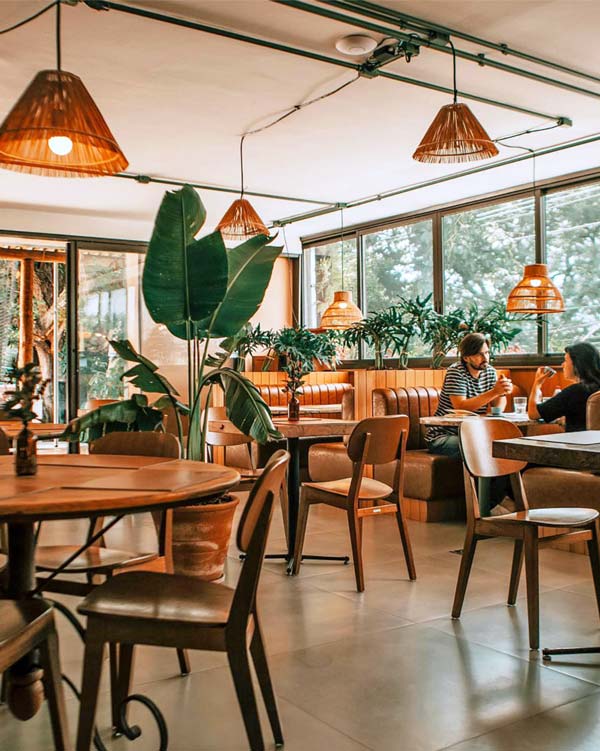 Salão de um espaço de eventos com luminárias quentes e plantas